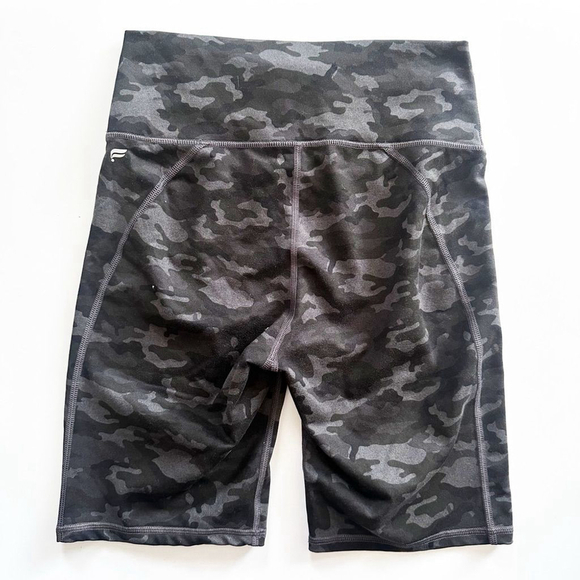 Fabletics Camo High-Waisted Compression Bike Shorts | Size S | Fitness Goals - Picture 2 of 7